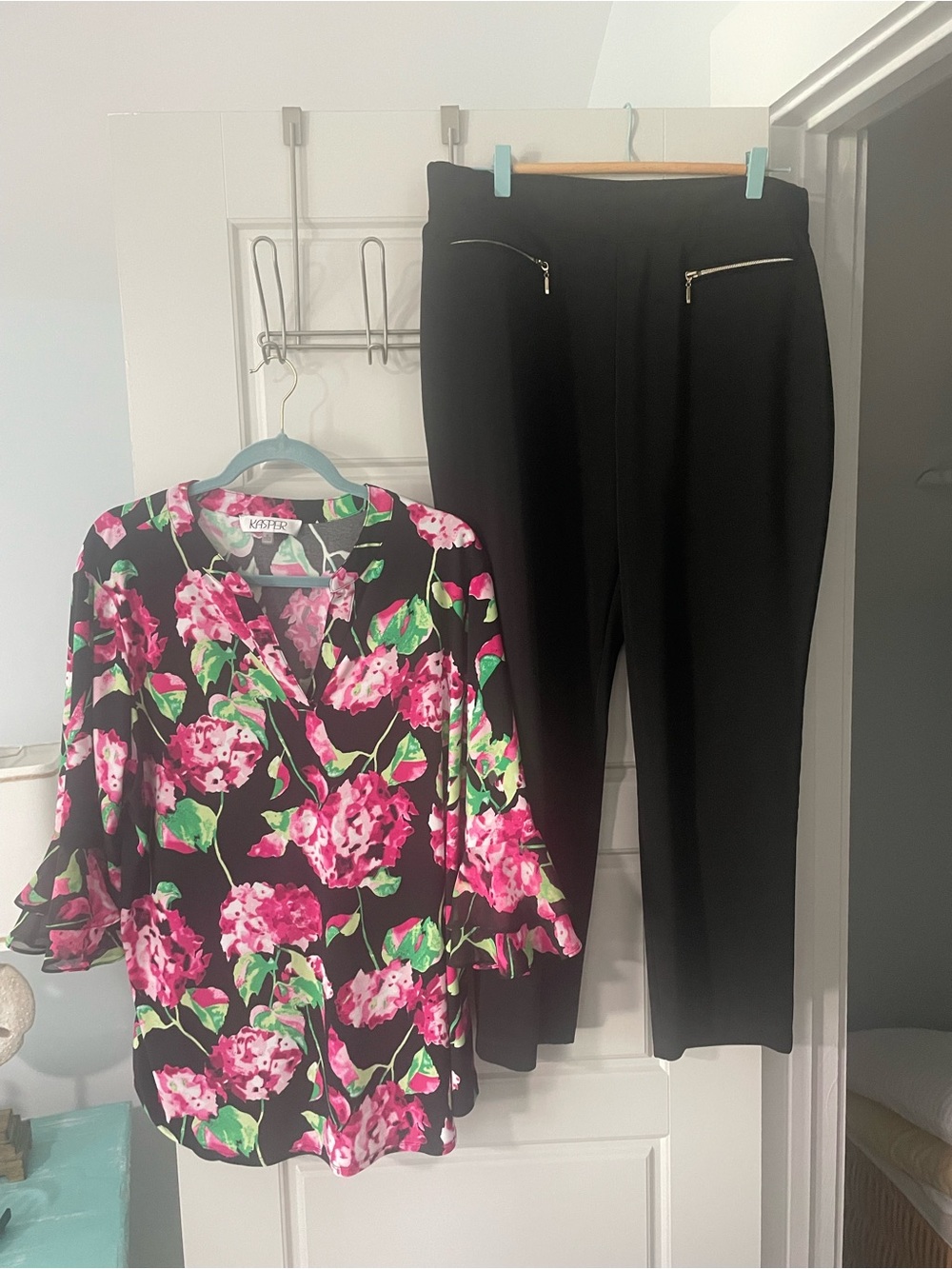 Kasper xl Black Floral Blouse & Black Zip Ponte Pants Set Chicos 2.5 (14)